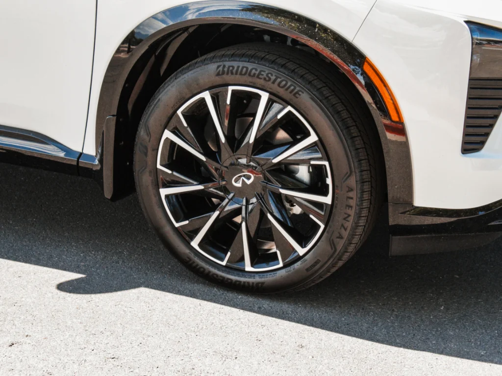 New 2027 2T RAD WHT INFINITI Autograph AWD image 4