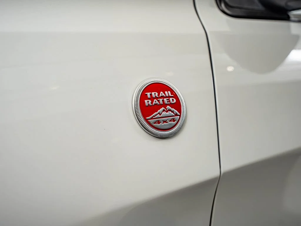 Used 2019 Bright White Clearcoat Jeep Trailhawk image 10