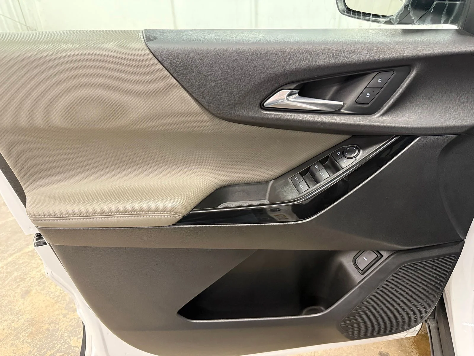 Used 2025 White Chevrolet LT image 22