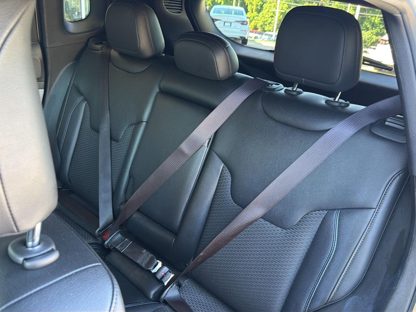 Used 2024  Jeep Latitude image 29