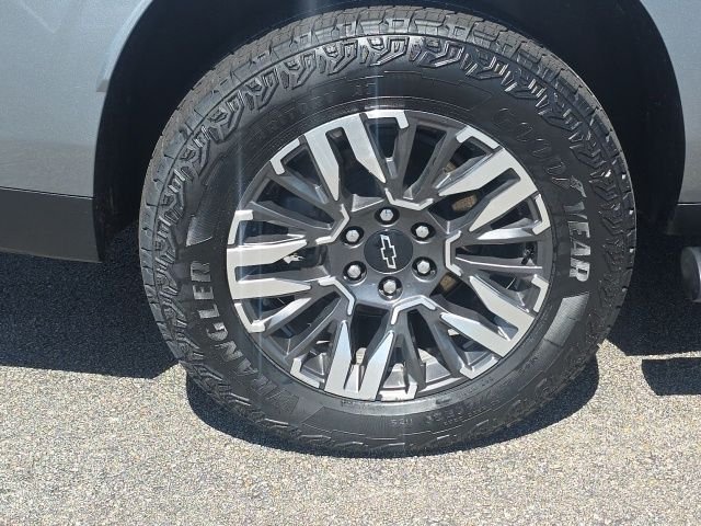 Used 2025 Gray Chevrolet Z71 image 11