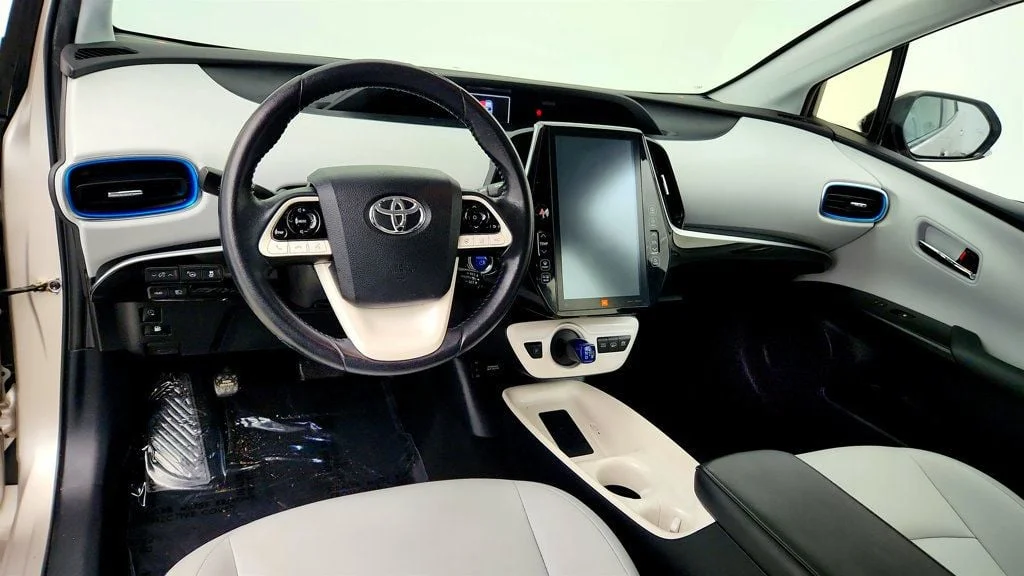 Used 2018 Titanium Glow Toyota Advanced image 12