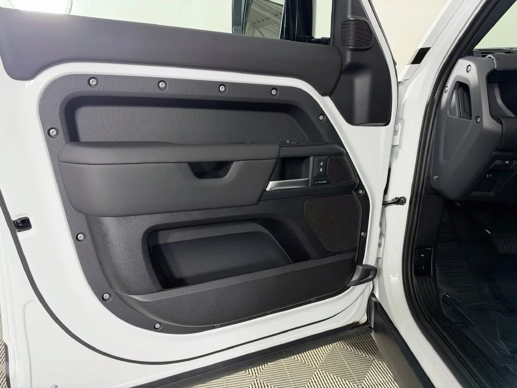 Used 2025 Fuji White Land Rover S image 22
