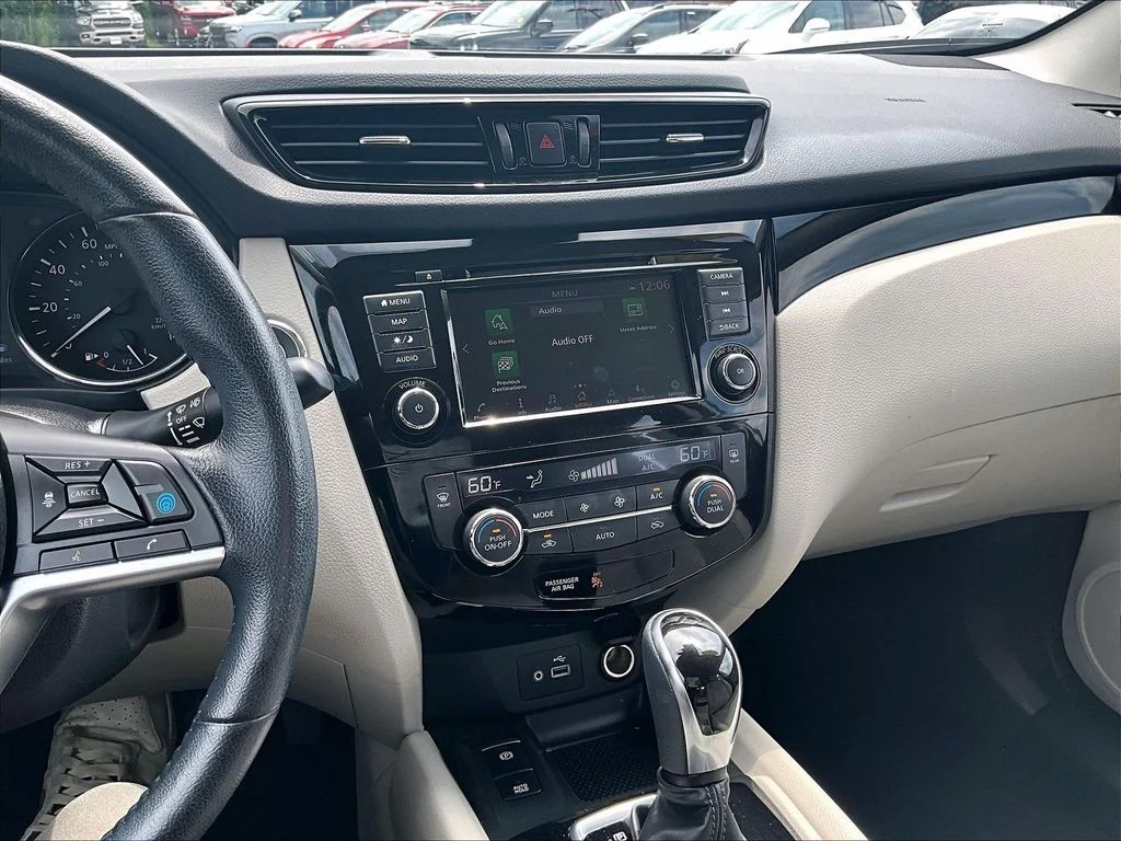 Used 2022 White Nissan SL image 19