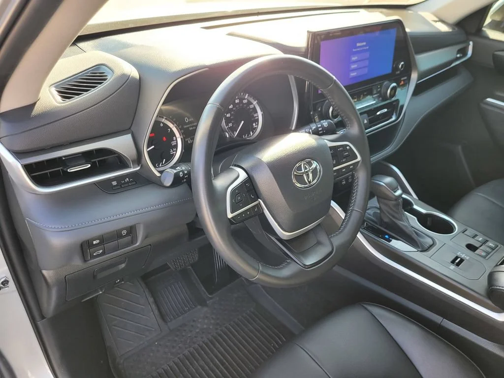 Used 2023  Toyota L image 14