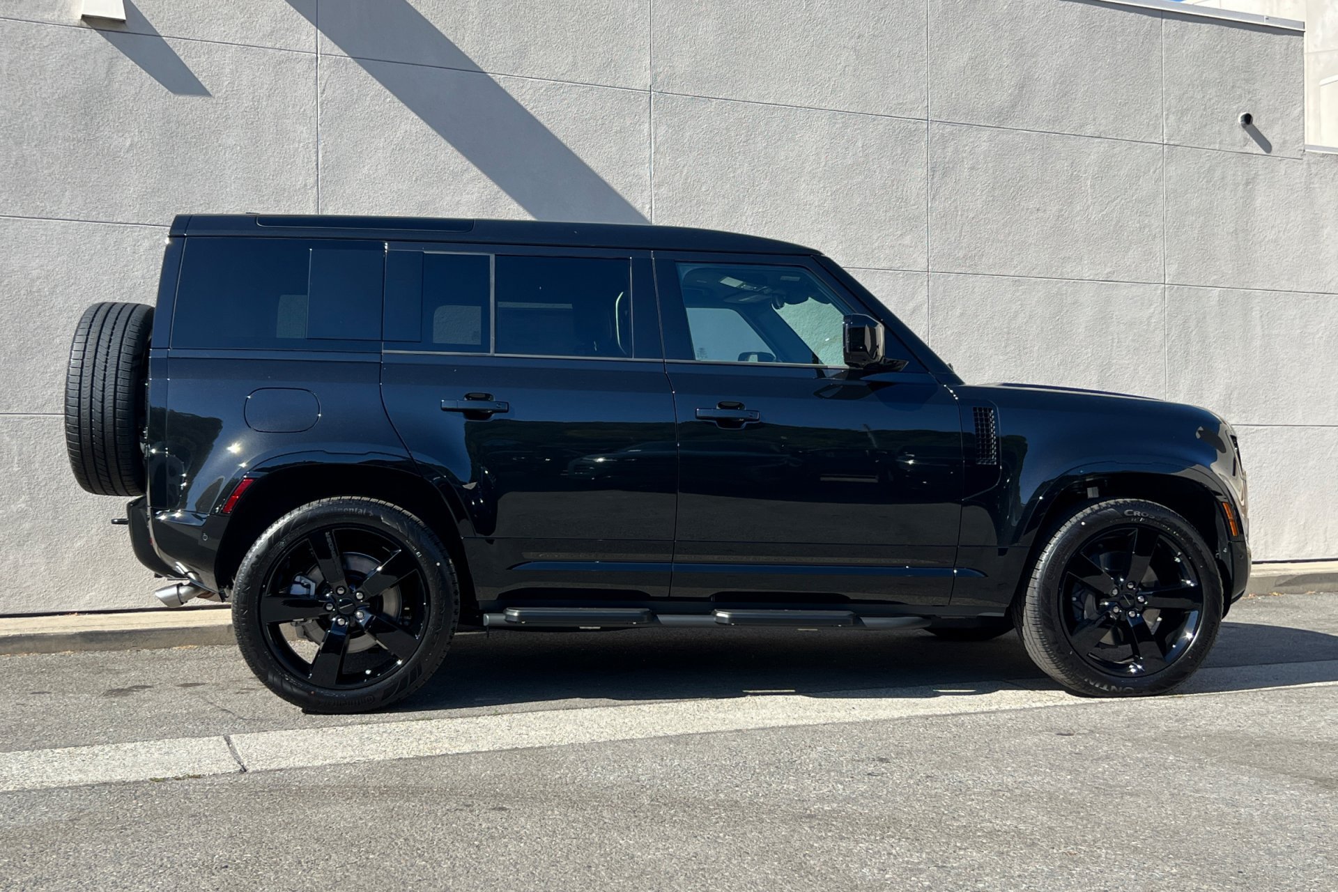 New 2026 Santorini Black Land Rover X-Dynamic SE image 8