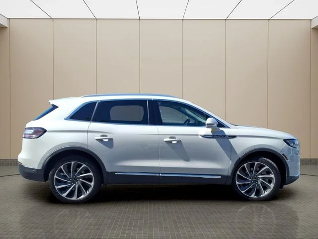 Used 2023 White Lincoln Reserve image 5