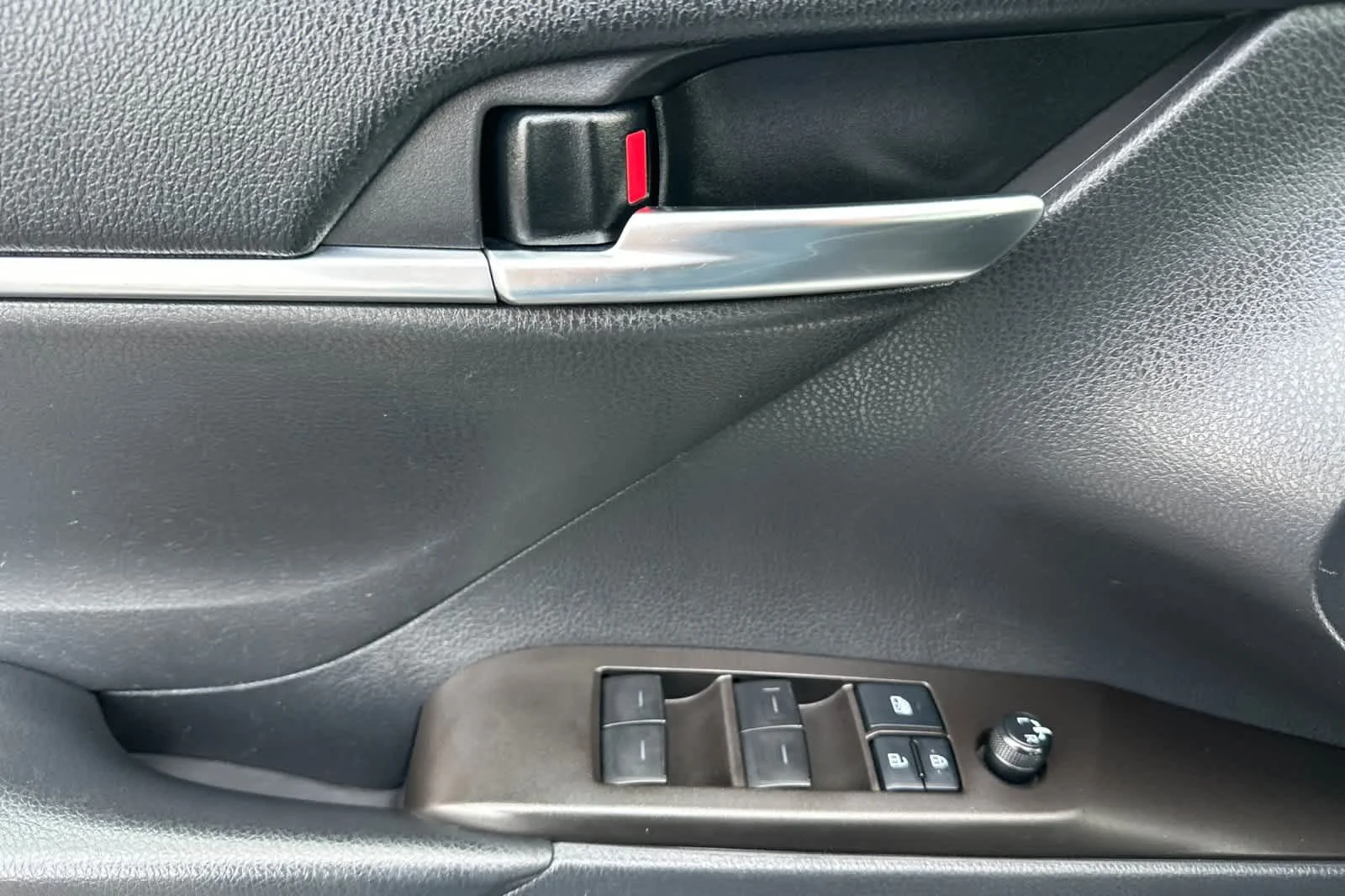 2021 Toyota Camry SE - Photo 10