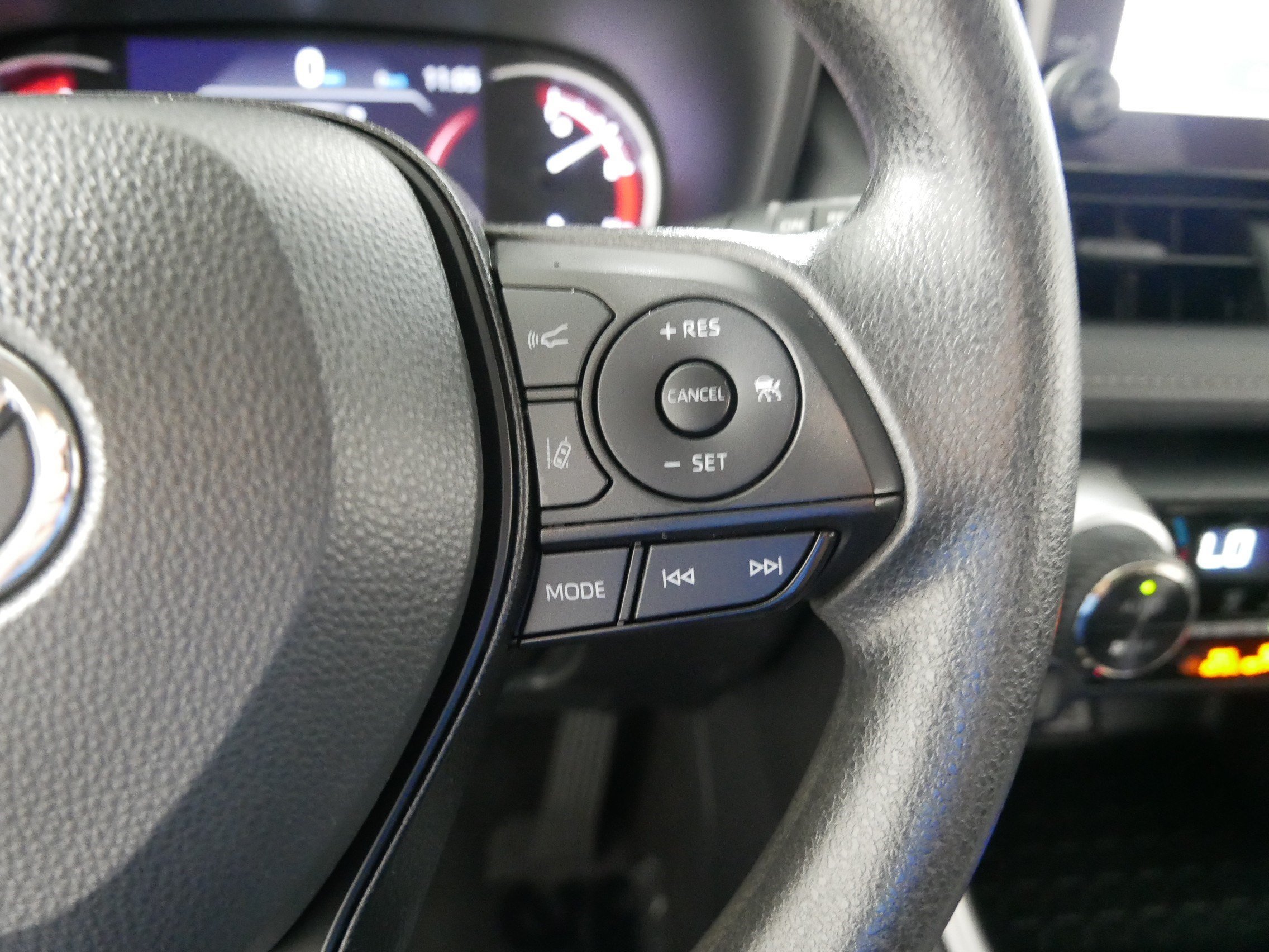 2024 Toyota RAV4 XLE - Photo 28