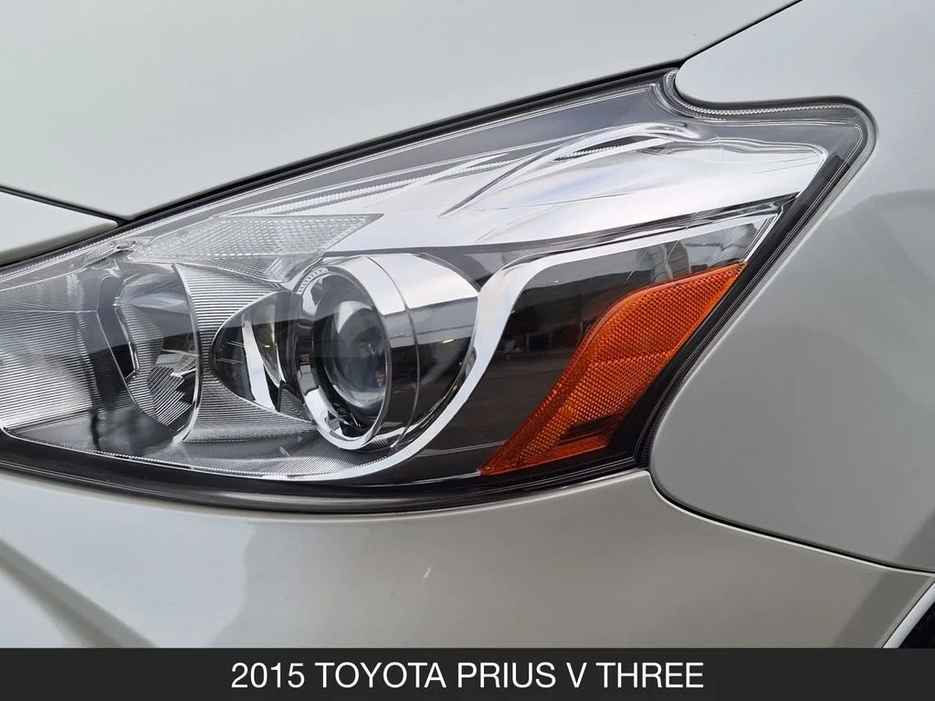 Used 2015 White Toyota Three image 10