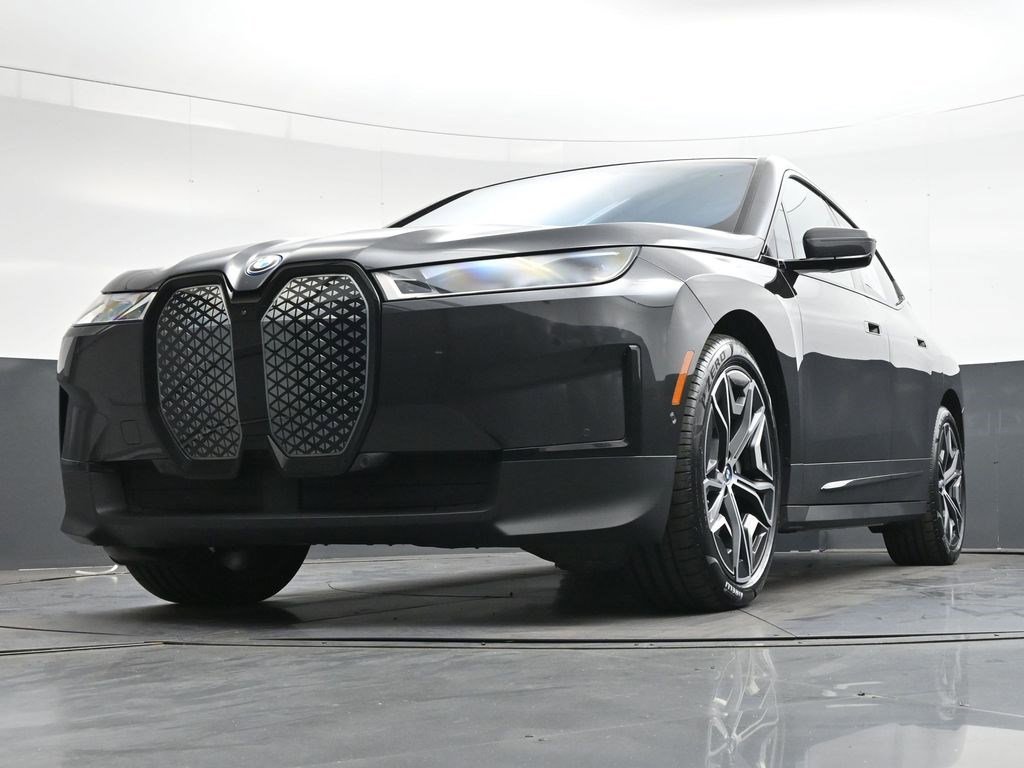 Used 2022 Gray BMW xDrive50 image 31