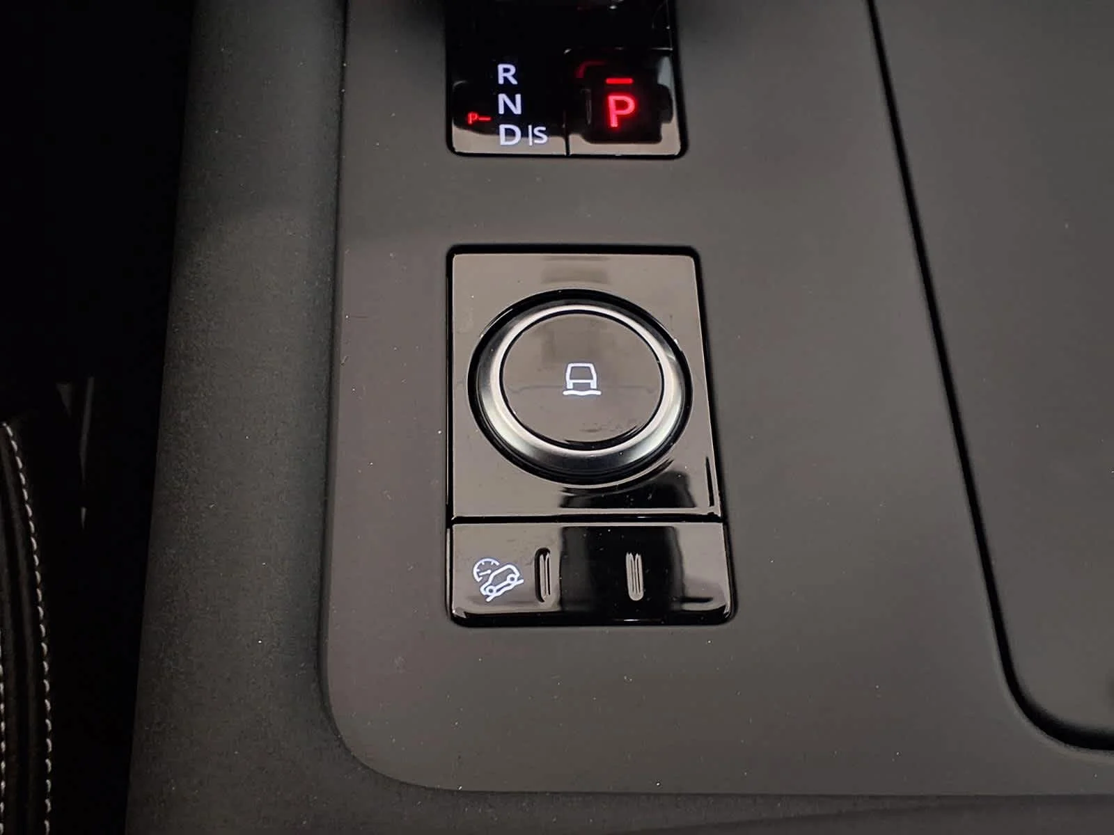 Used 2025 Eiger Grey Metallic Land Rover S image 18