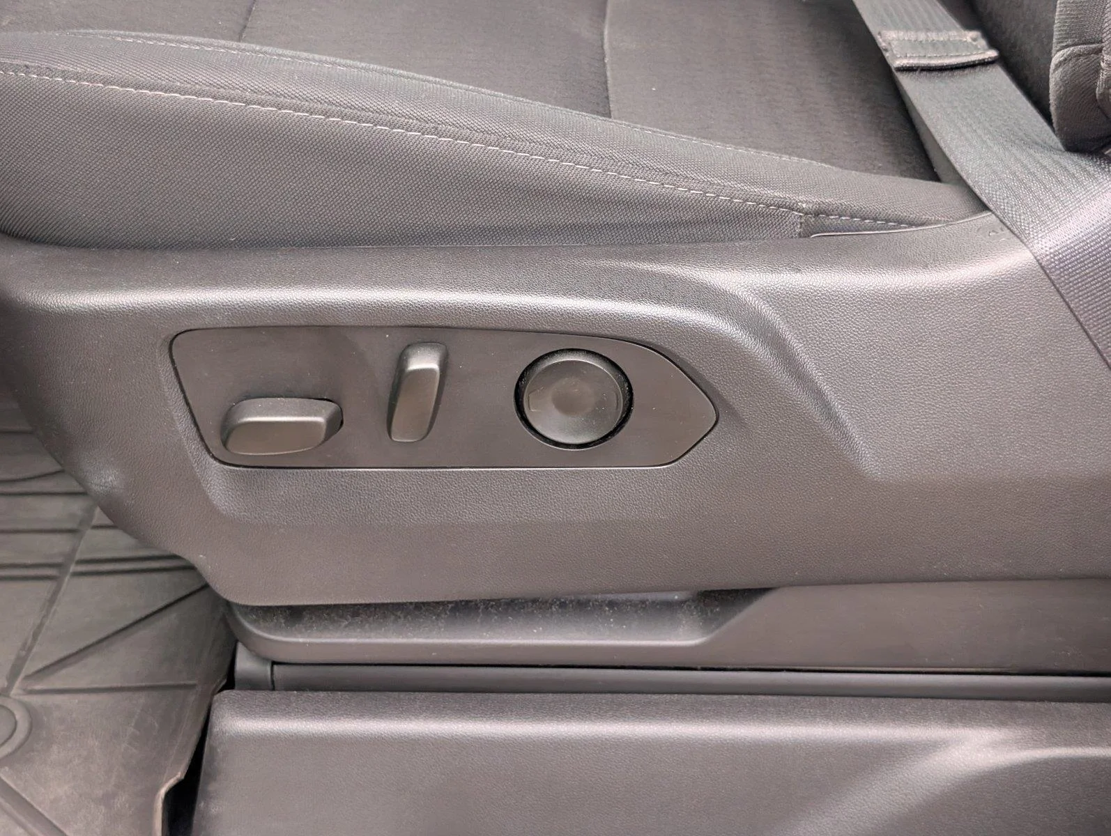 Used 2023 STERLING GRAY METALLIC Chevrolet LT image 18