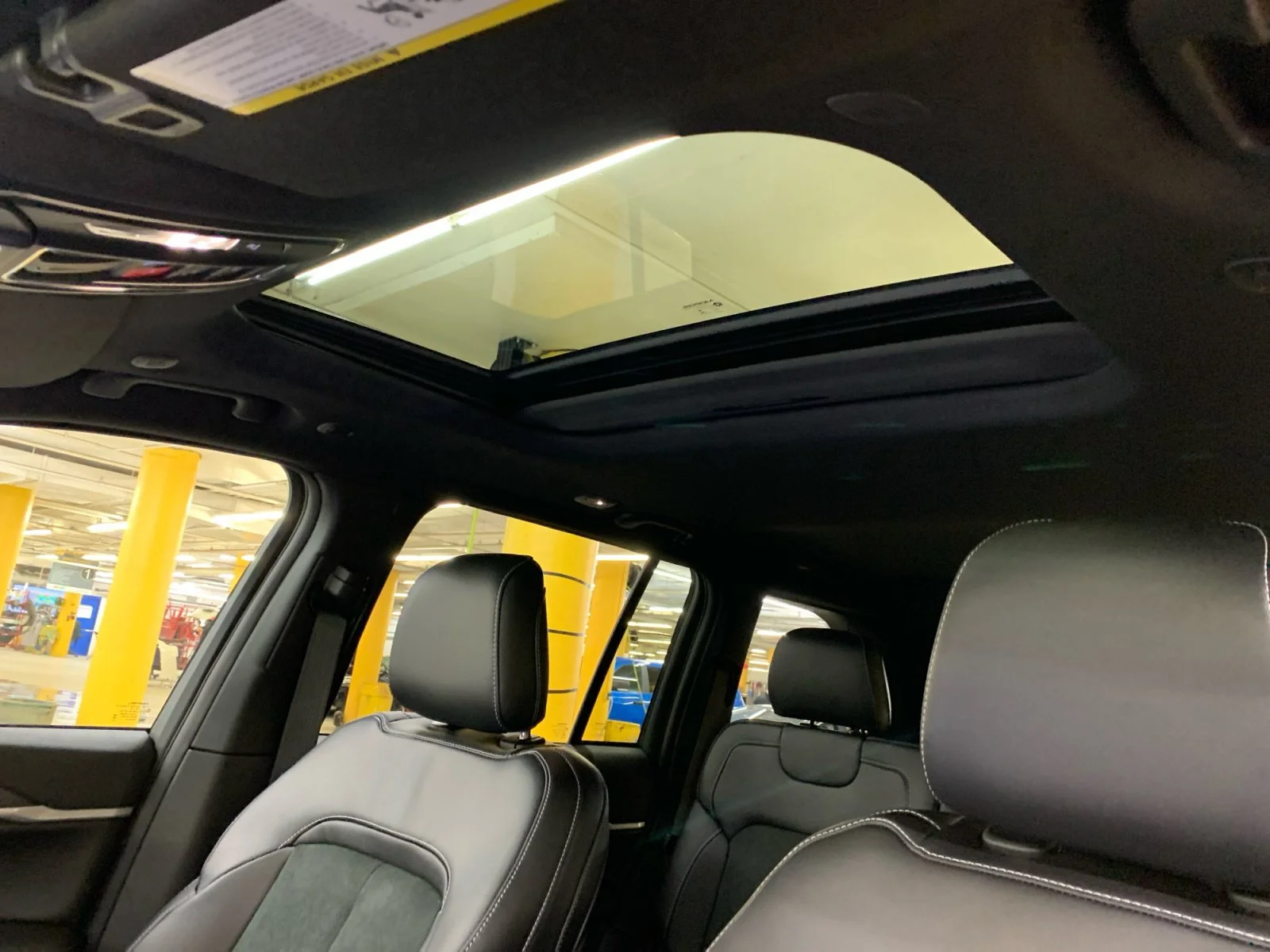New 2026 Diamond Black Crystal Pearl Jeep Altitude image 24