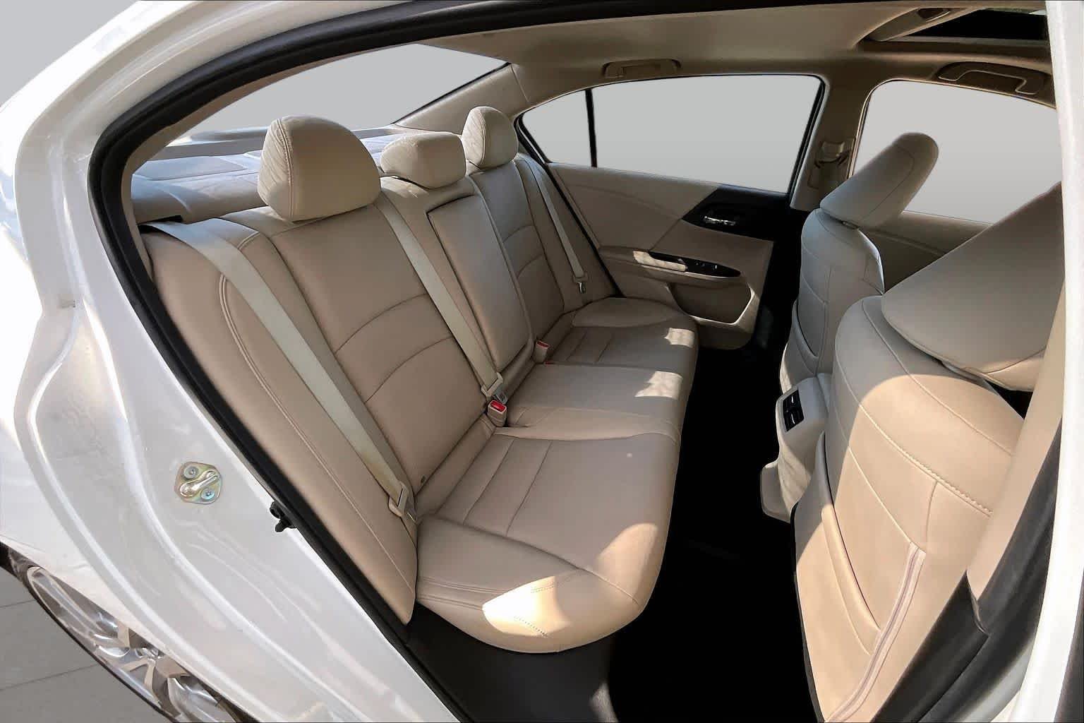 Used 2017 White Orchid Pearl Honda Touring image 20