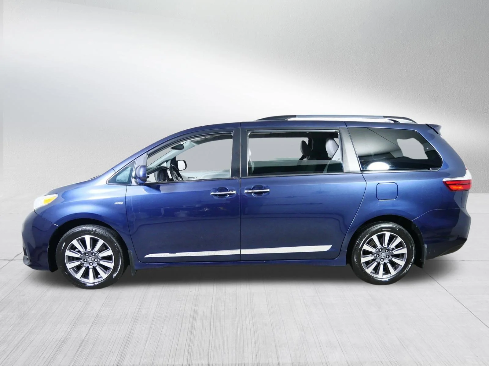 Used 2018 Parisian Night Pearl Toyota XLE image 4