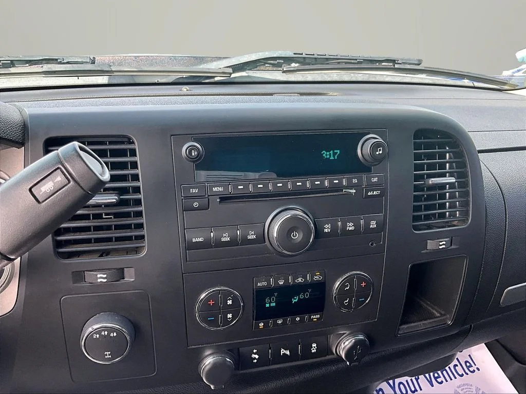 Used 2014 White GMC SLE image 21