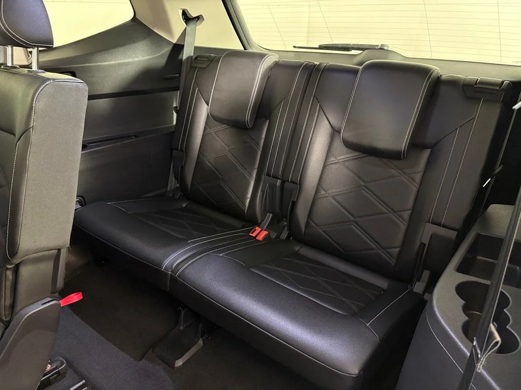 Used 2025 Black Volkswagen 2.0T SE w/Technology image 36