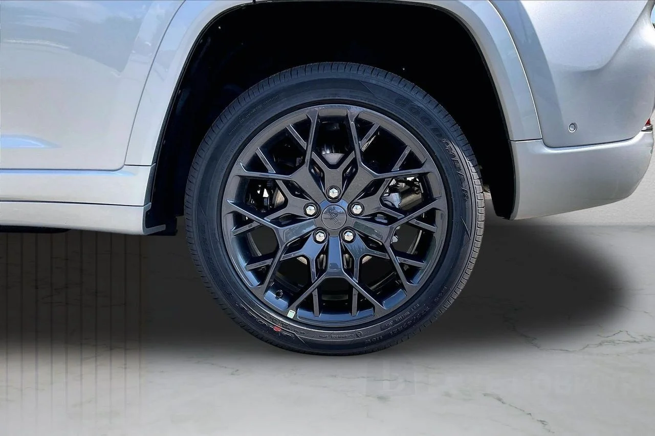 New 2026 Silver Zynith Exterior Paint Jeep Summit image 35