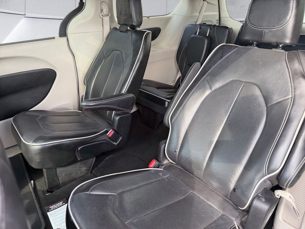 Used 2022 White Chrysler Limited image 19