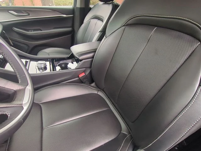 Used 2023 Silver Jeep Limited image 4