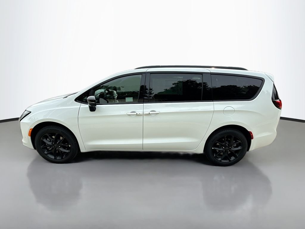 New 2027 Bright White Clear-Coat Exterior Paint Chrysler Limited image 7