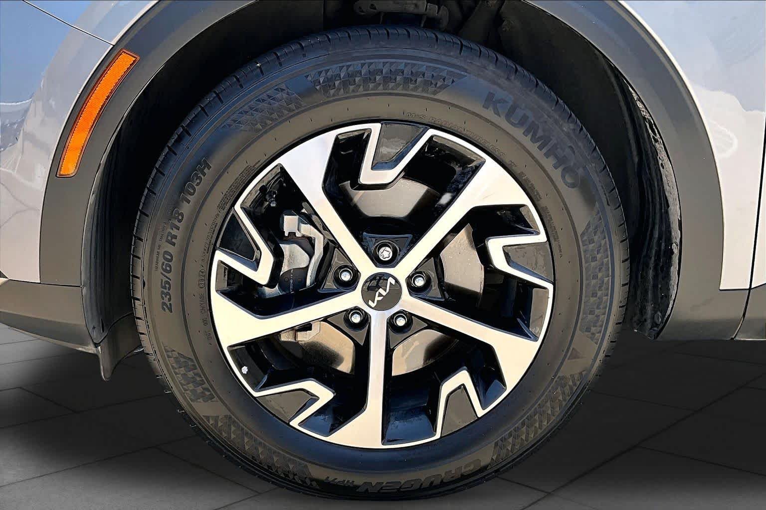 Used 2025 Everlasting Silver Kia EX image 11