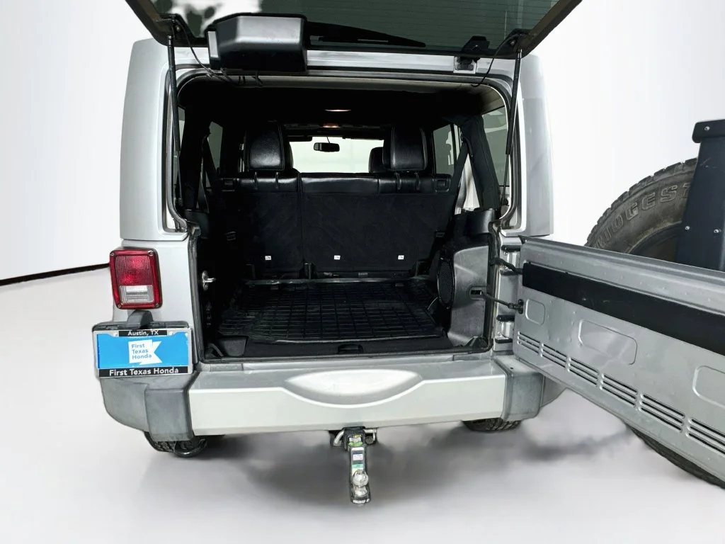 Used 2013 Billet Metallic Clearcoat Jeep Unlimited Sahara image 30