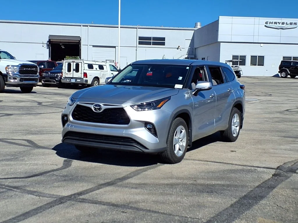 Used 2024 Toyota Highlander LE with VIN 5TDKDRBH0RS531472 for sale in Kansas City