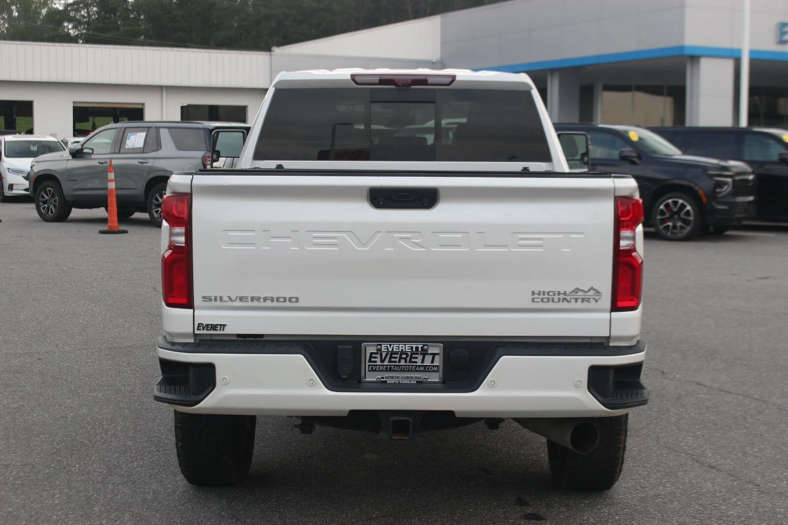 Used 2023 IRIDESCENT PEARL TRICOAT Chevrolet High Country image 6