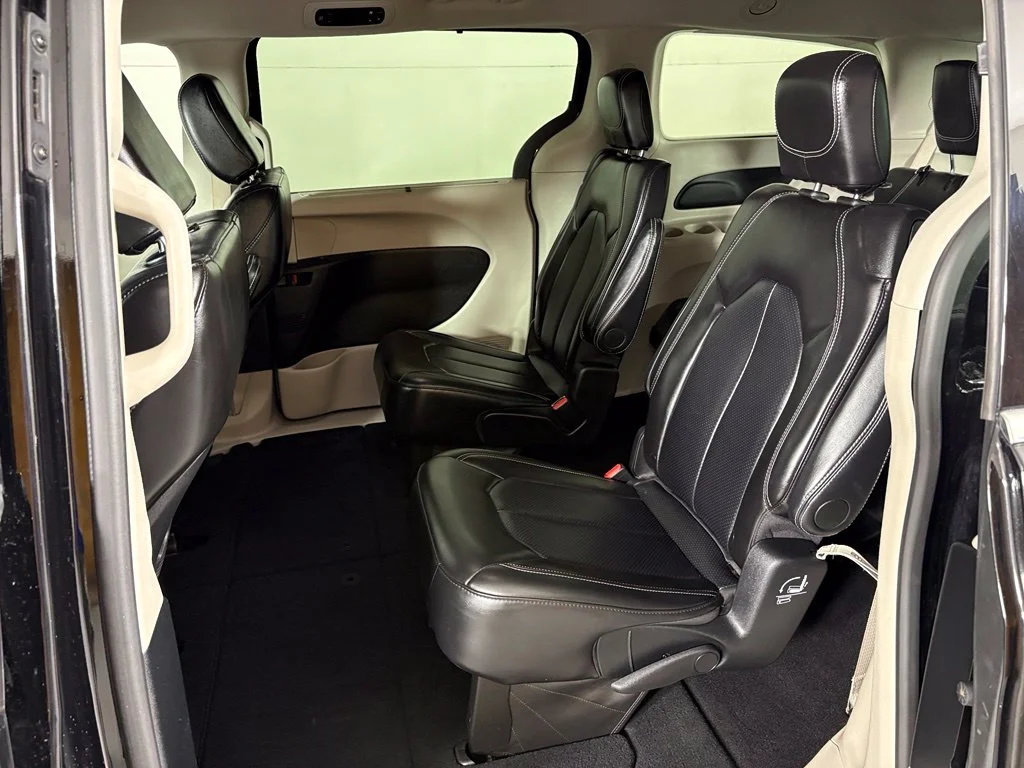 Used 2024 Black Chrysler Touring L image 33