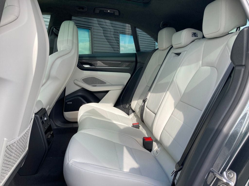2025 Porsche Macan Turbo Electric - Photo 15