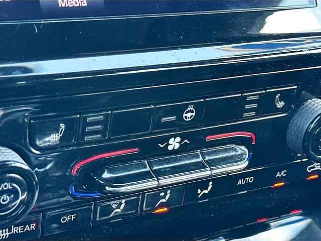 Used 2023 White/off-white Jeep Altitude X image 19