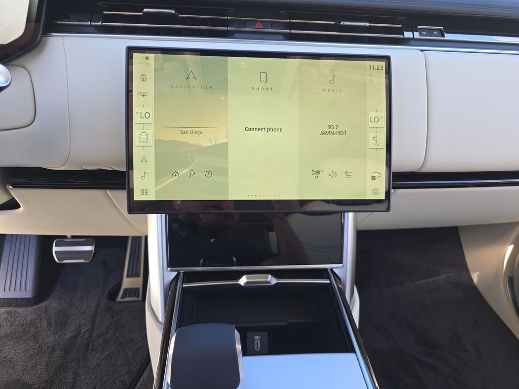 New 2026 Ostuni Pearl White Land Rover SE image 22