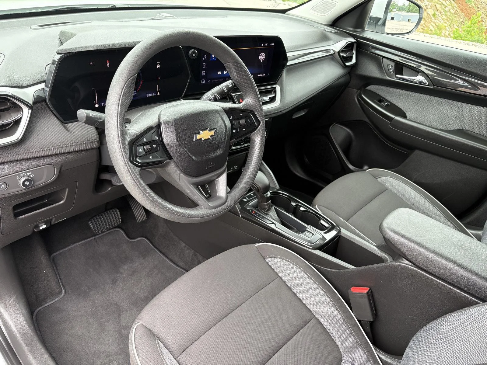 Used 2025 Summit White Chevrolet LT image 10