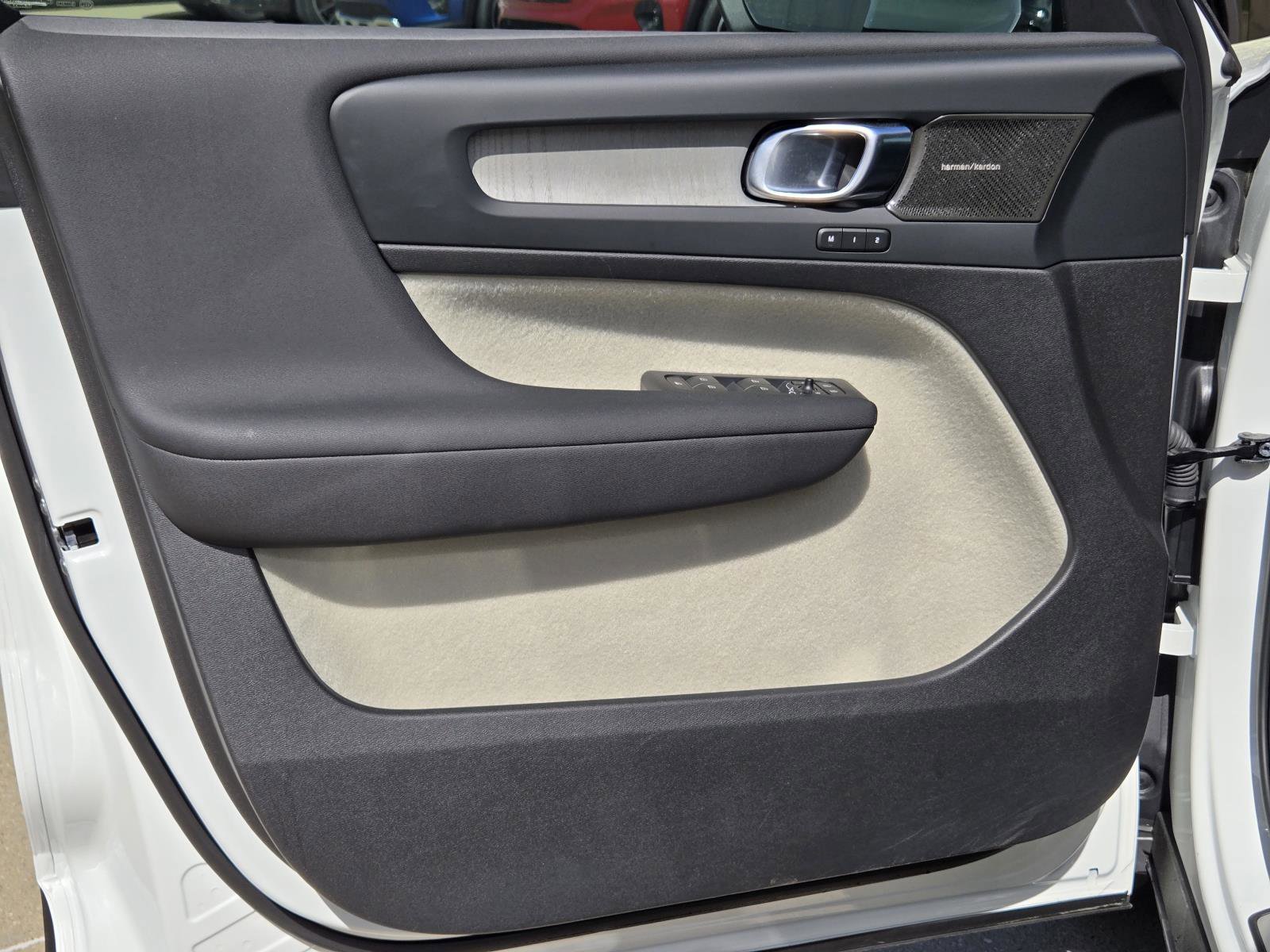 Used 2023 Crystal White Volvo Ultimate Bright Theme image 23