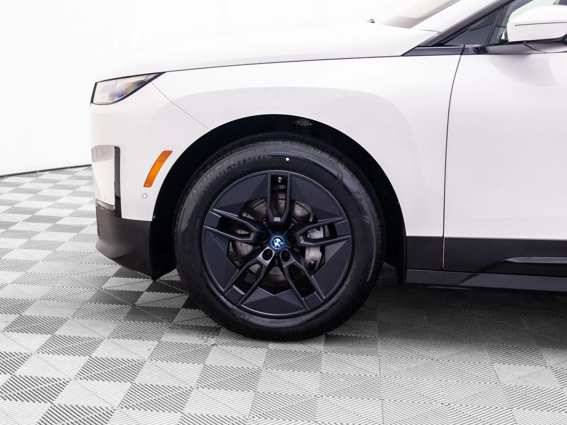 Used 2024 White BMW xDrive50 image 37