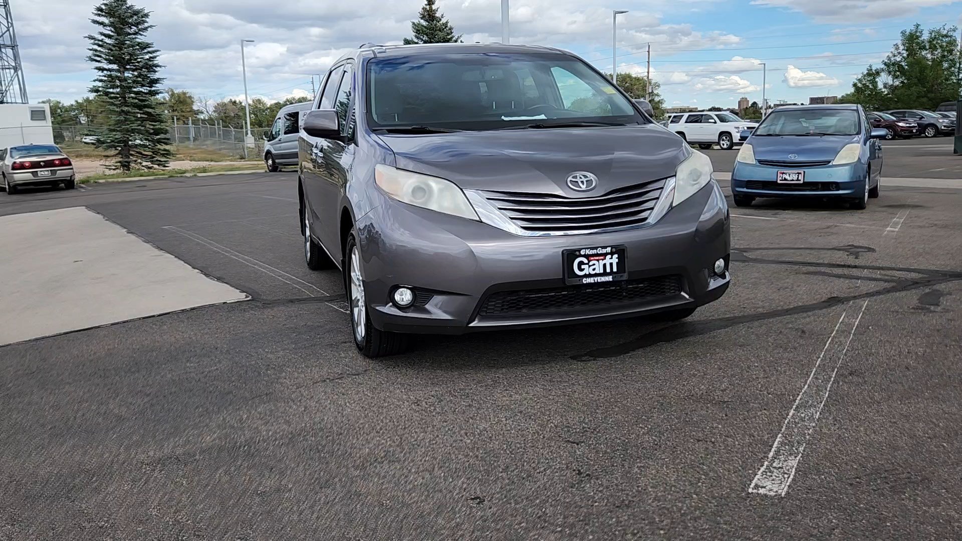 Used 2016 Predawn Gray Mica Toyota XLE Premium image 4