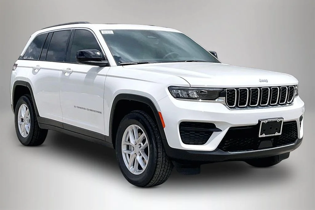 New 2026 Bright White Clear-Coat Exterior Paint Jeep Laredo X image 1