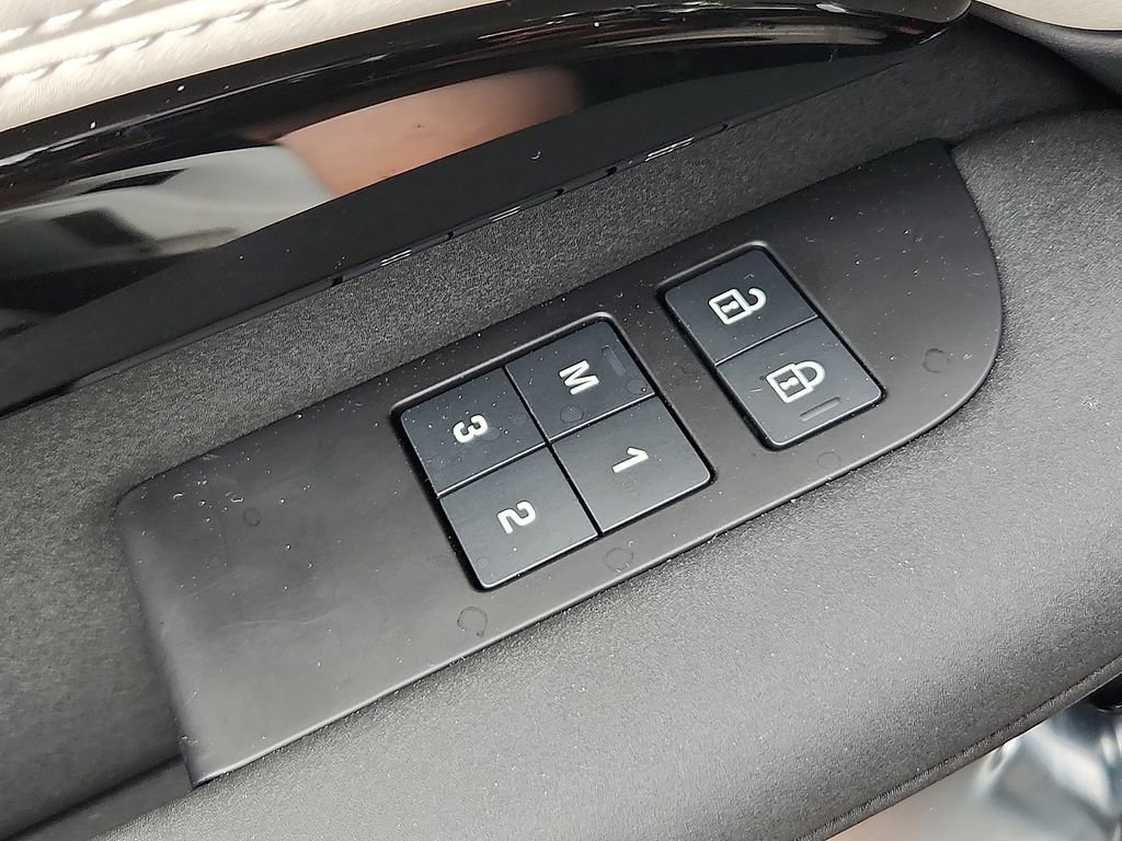 Used 2025 Fuji White Land Rover S image 25
