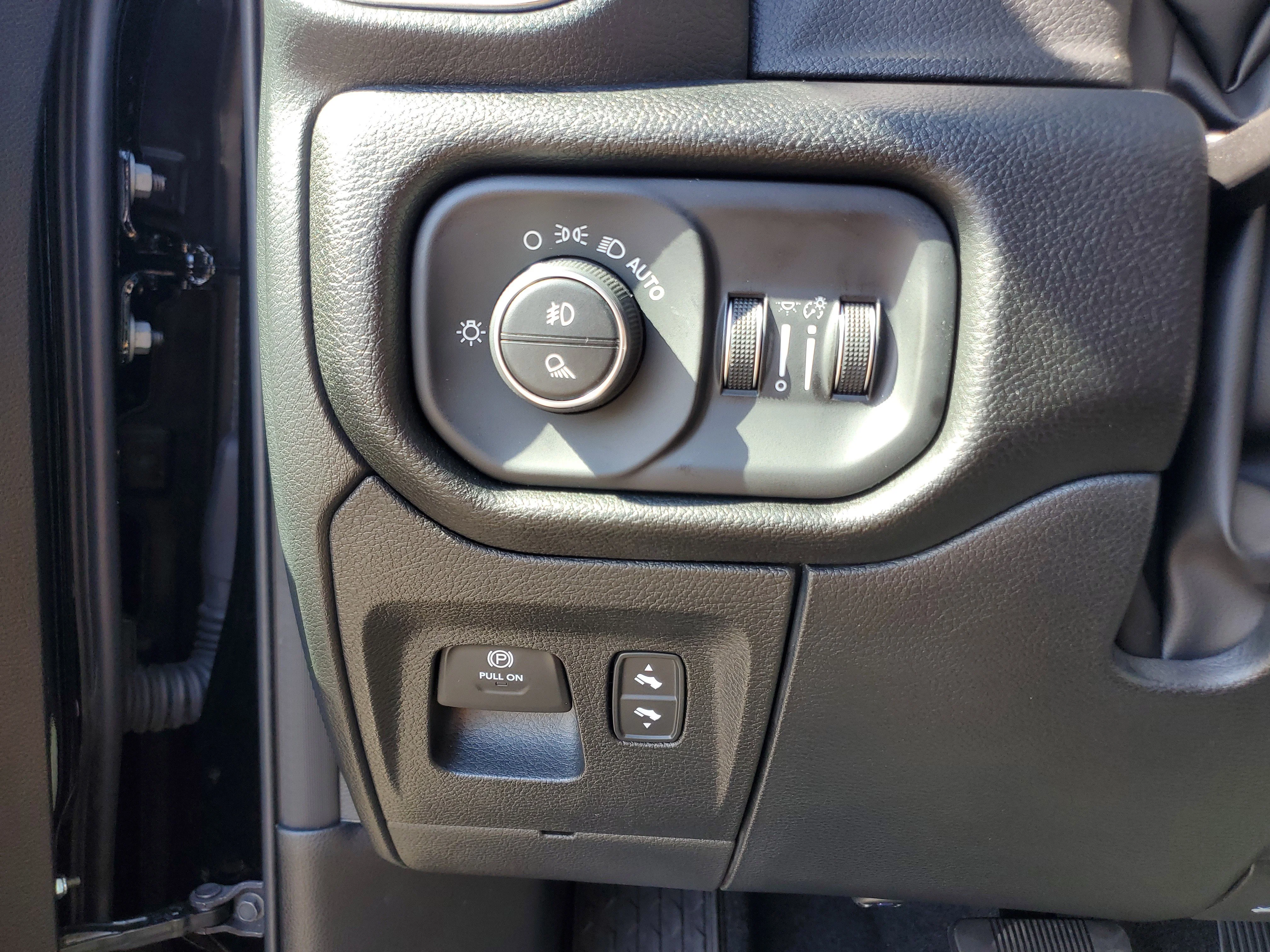 New 2026 Diamond Black Crystal Pearl-Coat Exterior Paint RAM Laramie image 24