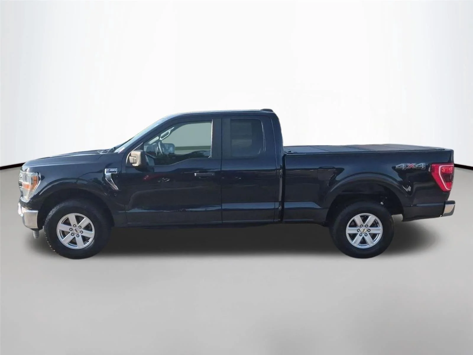 Used 2022 Antimatter Blue Metallic Ford XLT image 2