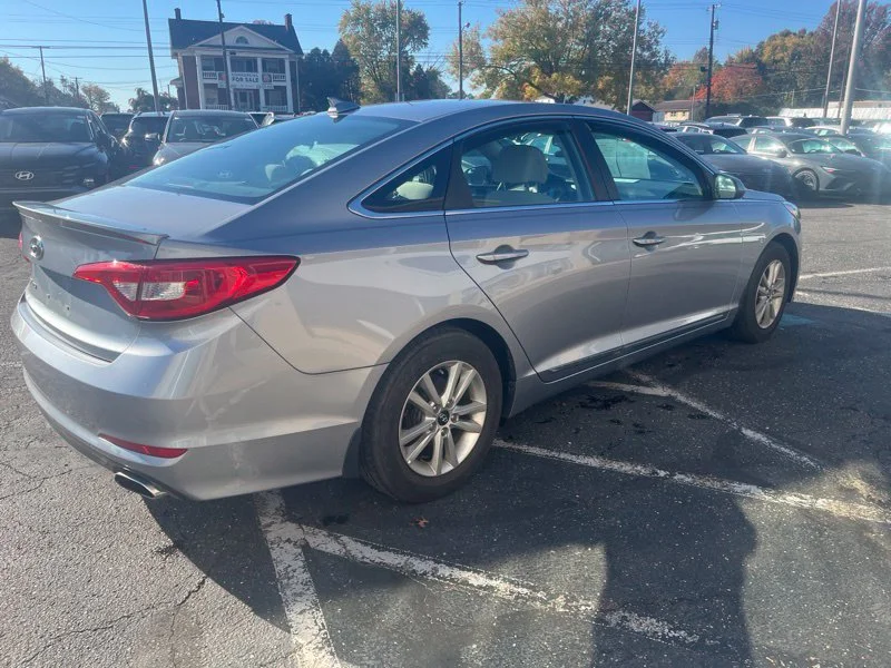 Used 2017 Gray Hyundai SE image 5