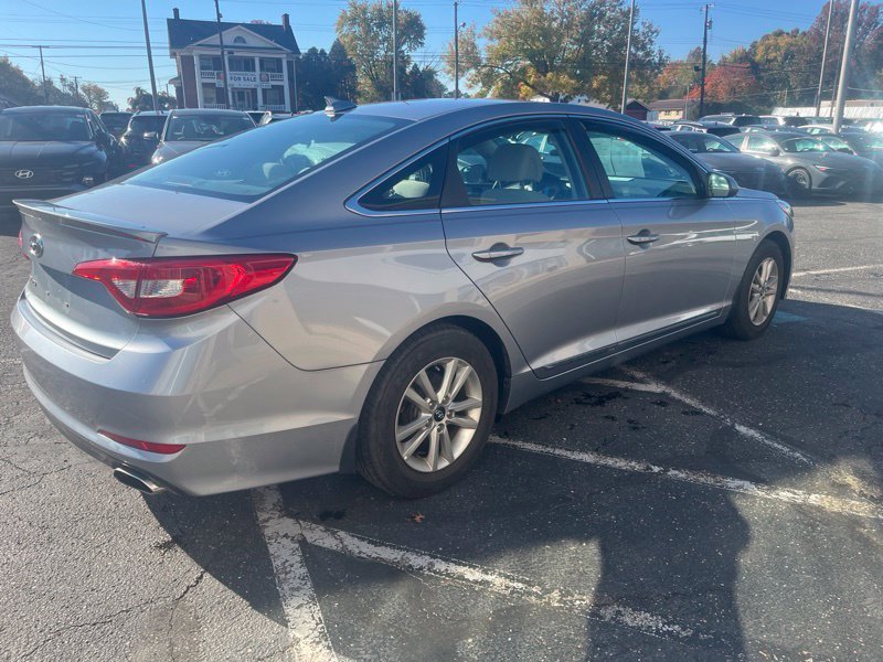 Used 2017 Gray Hyundai SE image 5