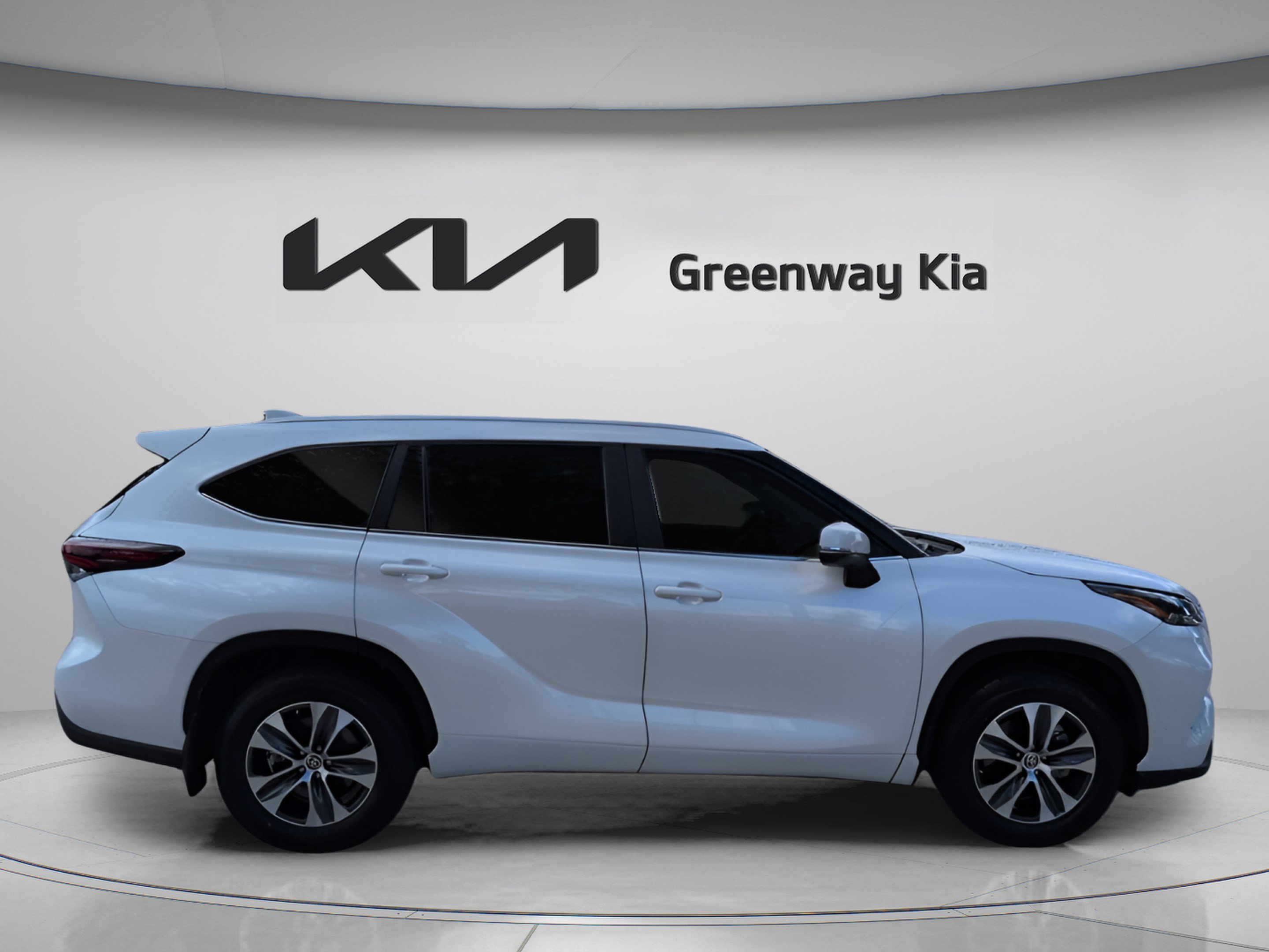Used 2024 Pearl Toyota XLE image 5