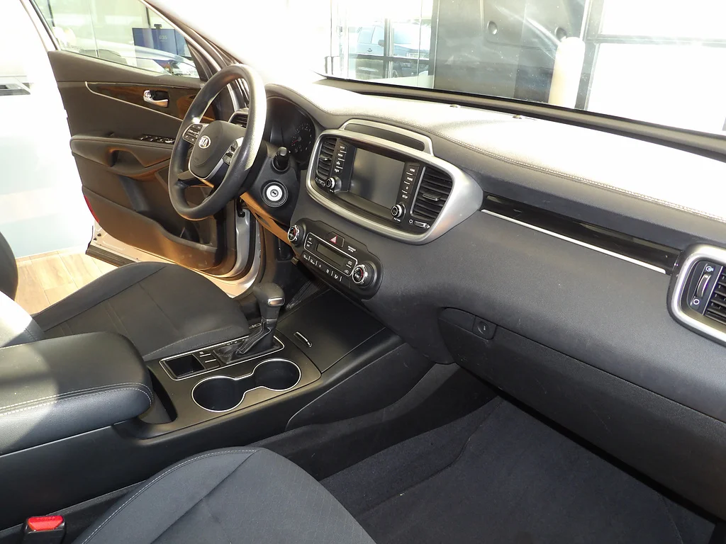 Used 2019 Sparkling Silver Kia LX V6 image 13