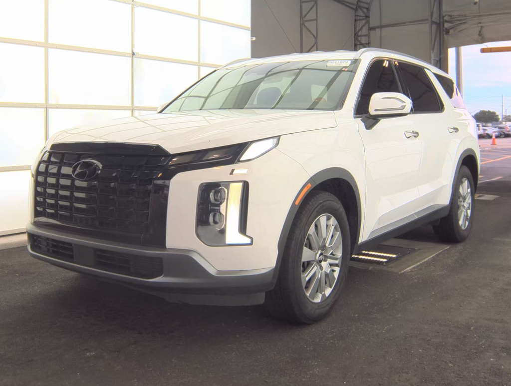 Used 2023 White Hyundai SEL image 1