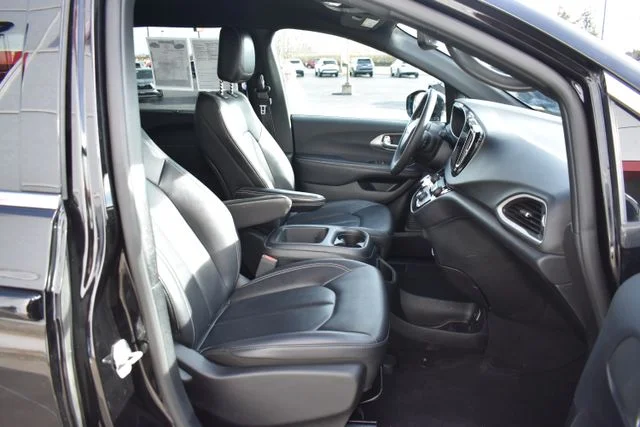 Used 2025 Black Chrysler Select image 22