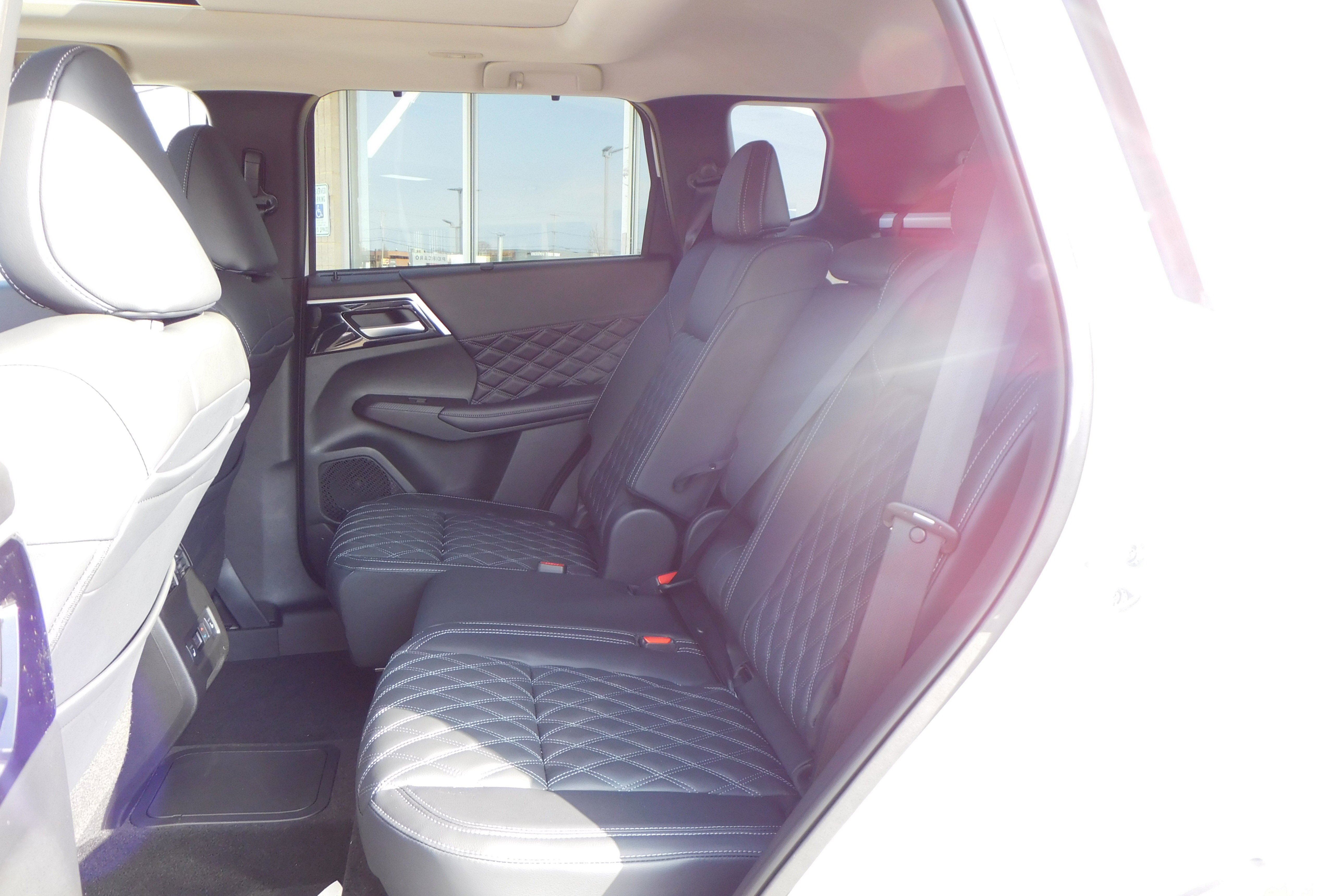 Used 2025 WHITE DIMD Mitsubishi SEL Platinum Edition image 34