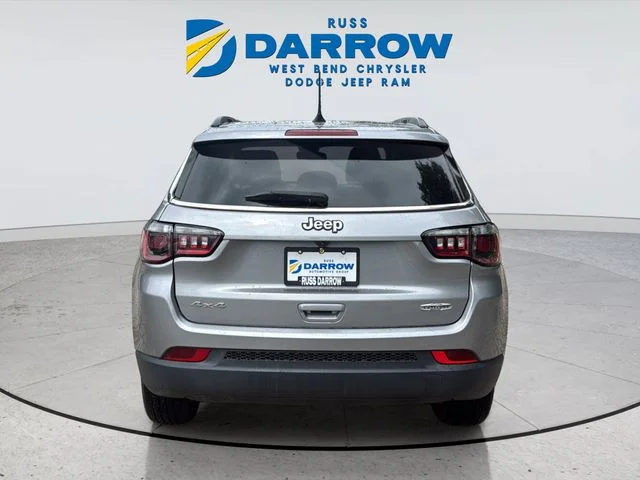 Used 2022 Silver Jeep Latitude image 4